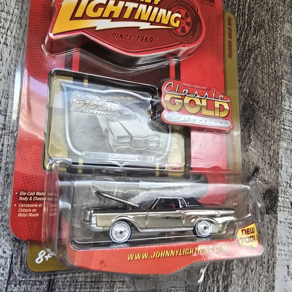 Johnny Lightning Classic Gold R40 1969 Lincoln Continental Diecast Metal Toy - Picture 9 of 9